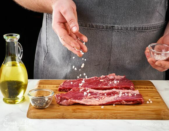 Диафрагму говяжью ТМ «Стейковка» смажьте маслом, посолите, поперчите.