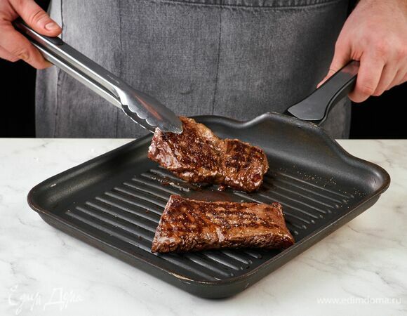 Обжарьте на сковороде с обеих сторон.