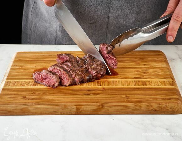 Готовое мясо нарежьте слайсами. 