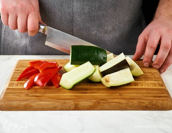 Цукини, болгарский перец и баклажан разрежьте вдоль на крупные куски. 