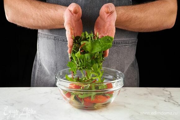 Обжаренные овощи разрежьте пополам, переложите в чашу, добавьте к ним салатный микс.