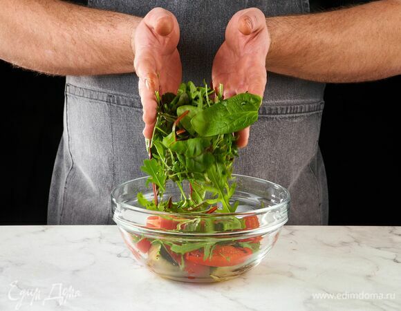 Обжаренные овощи разрежьте пополам, переложите в чашу, добавьте к ним салатный микс.