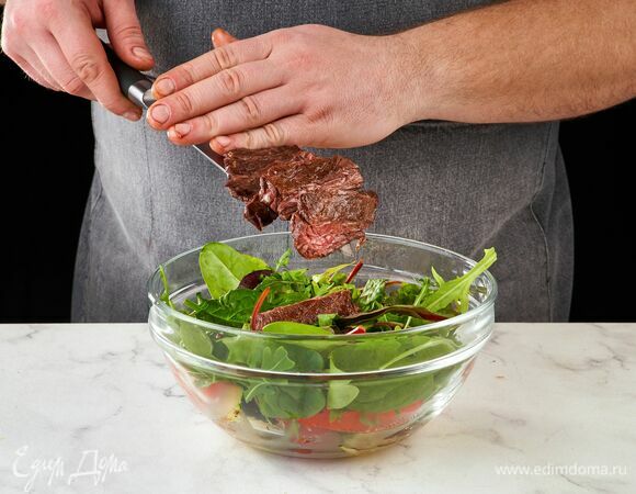 Добавьте теплое нарезанное мясо.