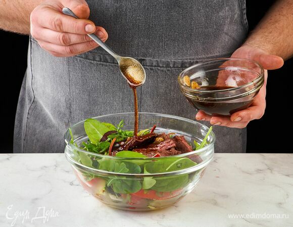 Полейте соусом, перемешайте.