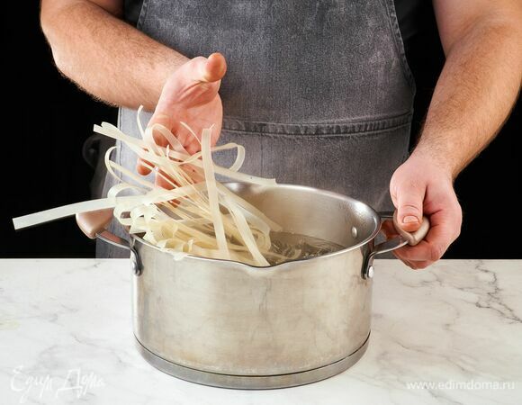 Отварите рисовую лапшу по инструкции, указанной на упаковке.