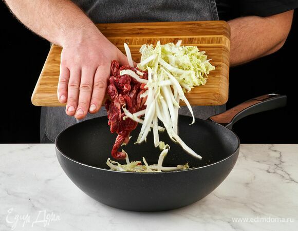 Добавьте нарезанную пекинскую капусту и мясо.