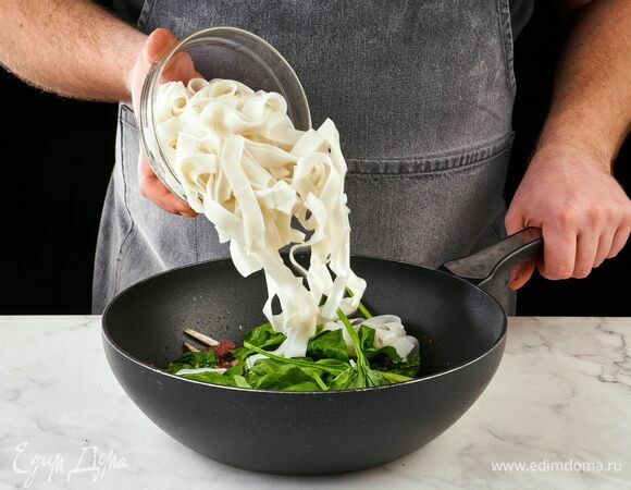 Добавьте рисовую лапшу.