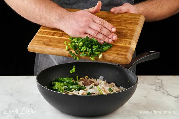Нарежьте зеленый лук, добавьте в сковороду. Перемешайте.
