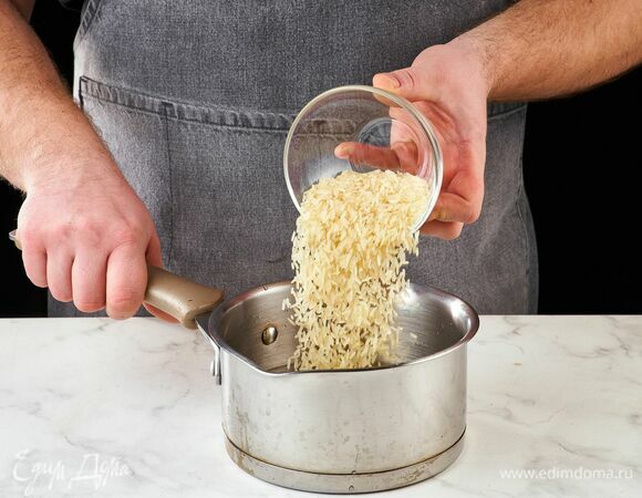 Рис отварите в подсоленной воде.