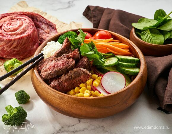 Соберите боул: поочередено выложите все ингредиенты, но не смешивайте друг с другом. Приятного аппетита!