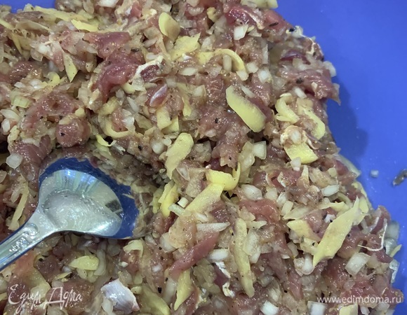 Тем временем займемся фаршем. Мясо мелко порубить ножом. Картофель натереть на крупной терке. Мелко нашинковать лук. Все смешать и приправить черным перцем, зирой, кориандром и солью. Курдючный жир нарезать мелкими кубиками.