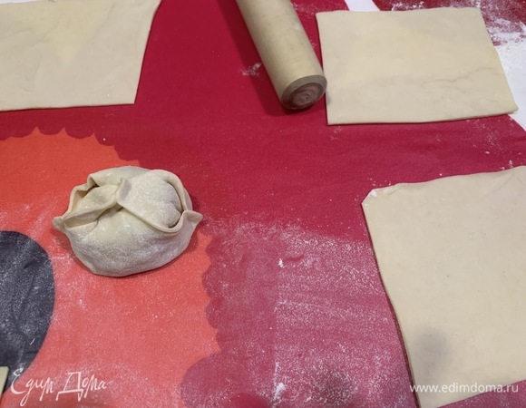 Тесто раскатать толщиной 0,5 мм и нарезать на квадраты со стороной 10 см. На каждый квадрат положить 1 ст. л. фарша и пару кубиков курдюка, соединить все уголки и потом соединить получившиеся 4 угла попарно.