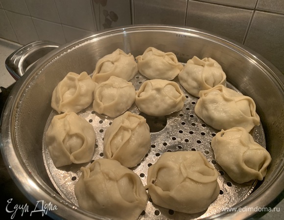 Варить манты нужно на пару 40 минут. Подавать можно с мацони или сметаной. Приятного аппетита!