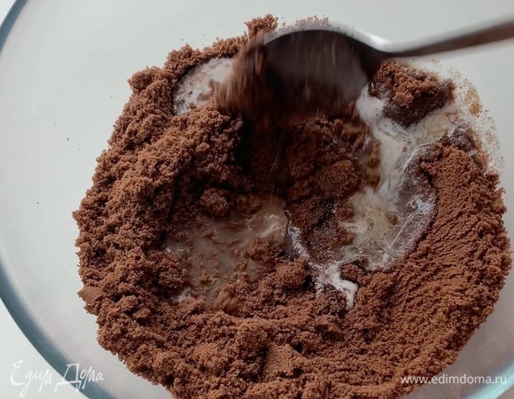 Измельчите печенье в блендере в мелкую крошку, влейте растопленное сливочное масло и перемешайте.