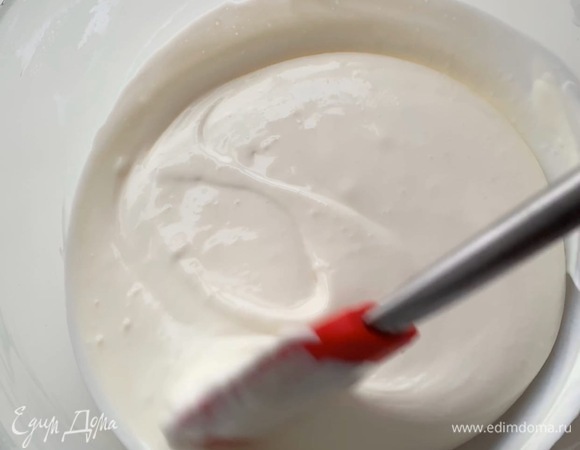 Творог и сгущенное молоко достаньте из холодильника за 1 час до приготовления. Выложите творог в посуду и начните взбивать миксером на максимальной скорости, постепенно вливайте сгущенное молоко и продолжайте взбивать. Взбивайте крем около 5 минут, затем поставьте его в холодильник.