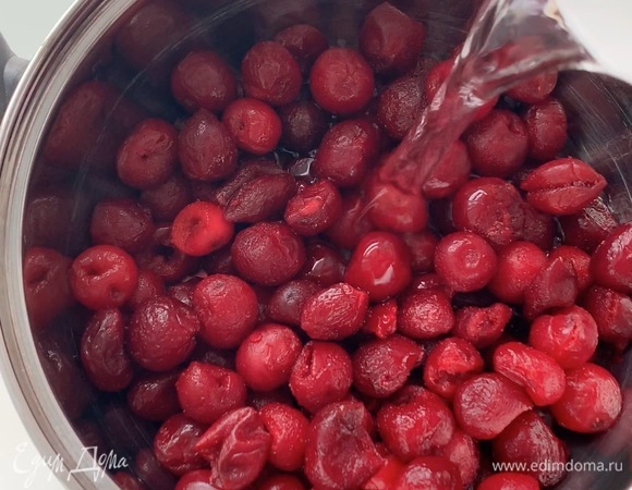 Вишню выложите в кастрюлю, влейте 50 мл воды.