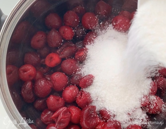 Всыпьте сахар и поставьте на средний огонь.