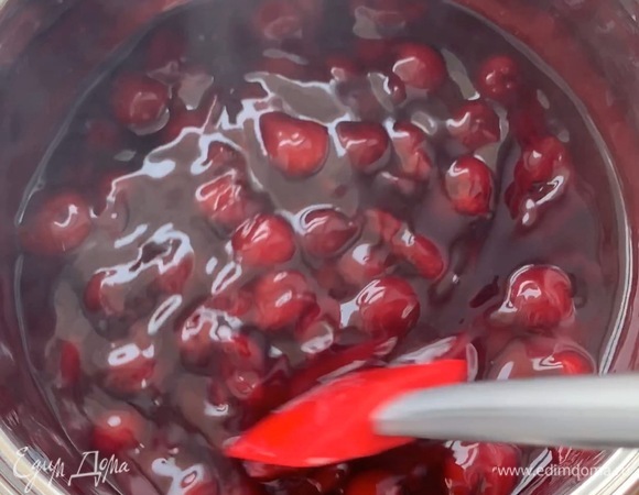 Кукурузный крахмал разведите в 50 мл воды и влейте в нагретую, но не кипящую вишню. Варите до загустения. Затем перелейте в другую посуду и охладите.