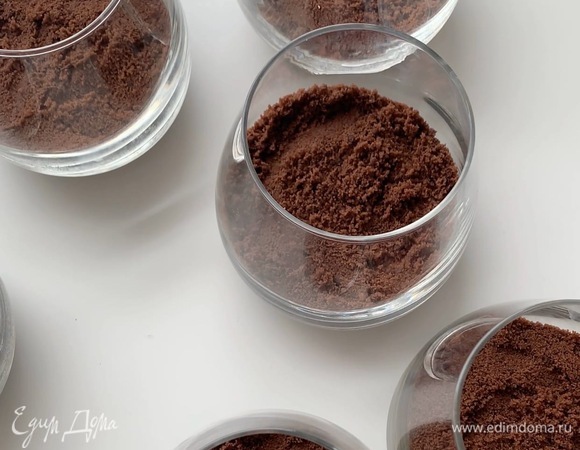 Собираем десерт. На дно стакана выложите 2 ст. л. шоколадной крошки, слегка утрамбуйте.