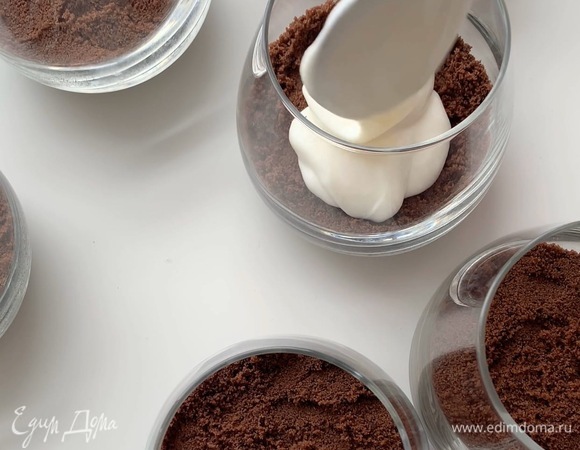 Затем выложите 3 ст. л. с горкой творожного крема.