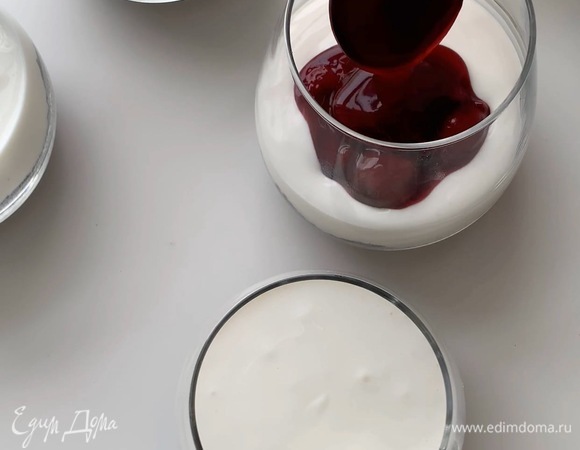 А сверху — 3–4 ст. л. вишневого конфитюра. Охладите трайфлы около 30 минут в холодильнике и подавайте. Приятного аппетита!