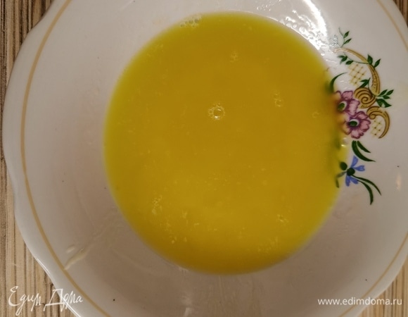 Сливочное масло растопить в микроволновой печи или на плите в сотейнике. Остудить.