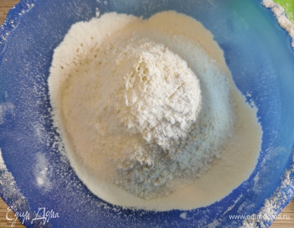В отдельной миске просеять муку, разрыхлитель, соль и ванилин. Всыпать сухие ингредиенты в маслянную смесь и перемешать до однородности.