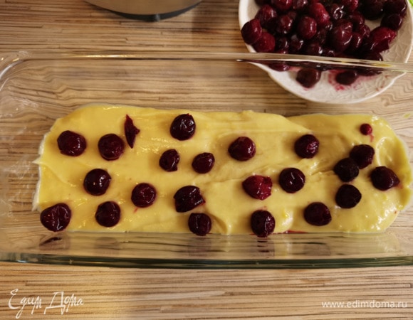 Форму смазать сливочным маслом. Выложить пару ложек теста на дно формы. На тесто уложить вишню произвольно, потом — снова тесто и вишню. Делать так, пока не кончится тесто.