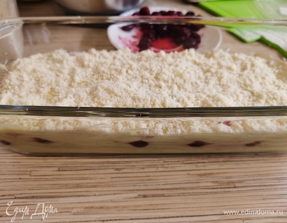 Сверху посыпать миндальными лепестками (у меня миндальная крошка) и выпекать при 180°C 40 минут. Готовность проверять шпажкой. Сухая — готово!