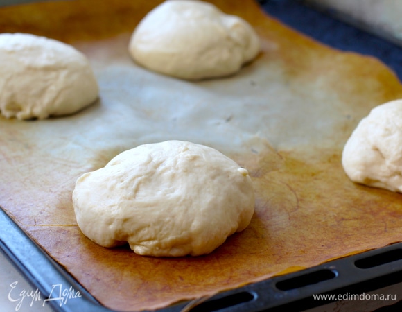 Далее тесто разделить на четыре колобка, выложить на противень, накрыть и поставить в слегка подогретую духовку на 15 минут.