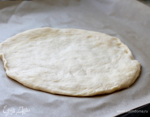 Далее раскатать все шарики в диски диаметром примерно 20 см. Снова дать им отдохнуть в течение 15 минут.