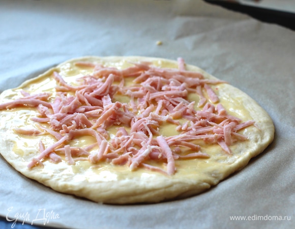 Прогреть духовку до 175°C. Я пеку в режиме «верх-низ» и «конвекция». Каждый диск смазать смесью желтка со сливками, посыпать ветчиной или любой своей начинкой.