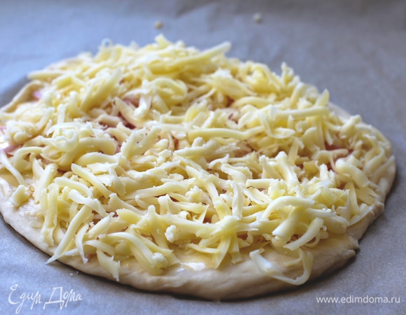 Верх щедро засыпать крупно натертой моцареллой. Сыра может понадобиться больше или меньше, все зависит от вашего вкуса.