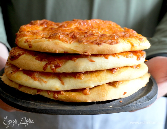 Я пекла каждую на отдельном противне, вышло по две штуки в два приема, заготовки нормально ждут своей очереди.