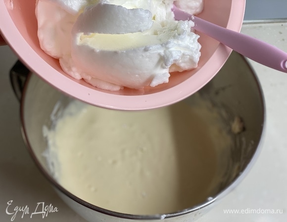 Отдельно взбить белки до устойчивых пиков. Аккуратно смешать с начинкой снизу вверх.