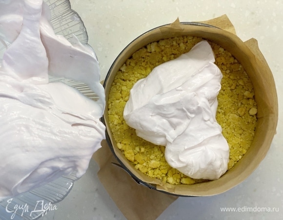 Вылить начинку в форму с основой из печенья и выпекать при 160°C 50–55 минут.