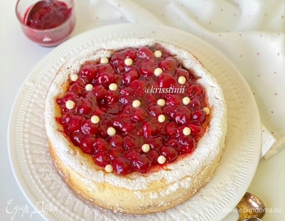 Готовый чизкейк охладить в холодильнике в течение 4 часов или оставить на ночь. Подавать с вишневым соусом.