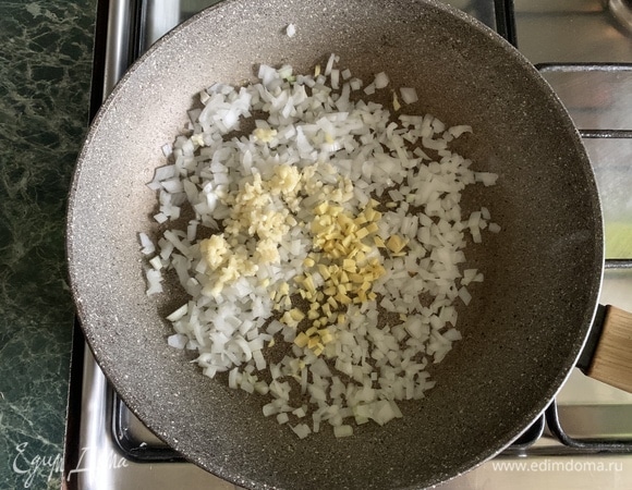 На оливковом масле пожарить лук, чеснок и имбирь до золотистого цвета и выложить на тарелку.