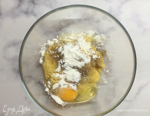 Добавляем яйцо, кукурузный крахмал, соль и перец. Перемешиваем.