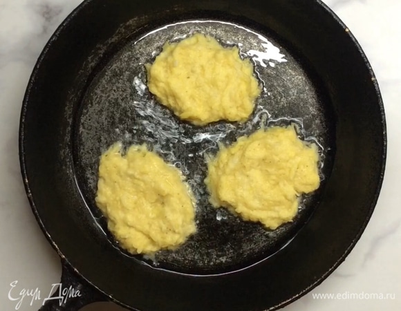 В сковороду наливаем растительное масло и хорошо разогреваем. Выкладываем ложкой драники и жарим с двух сторон до золотистой корочки на среднем огне.