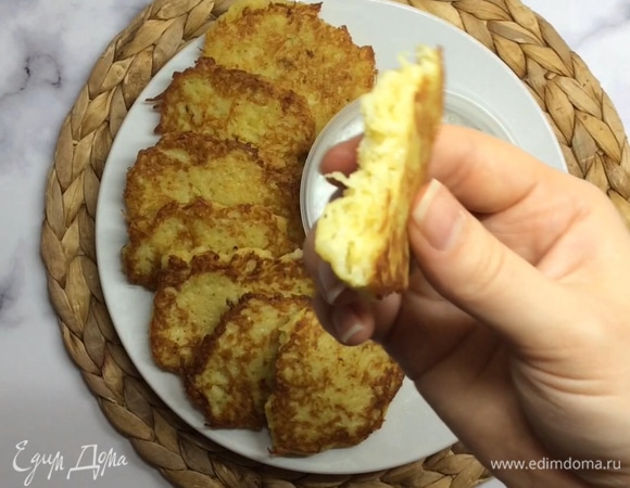 Готовые драники выкладываем на салфетку, чтобы стекло лишнее масло. Готовим соус и подаем к столу. Приятного аппетита!