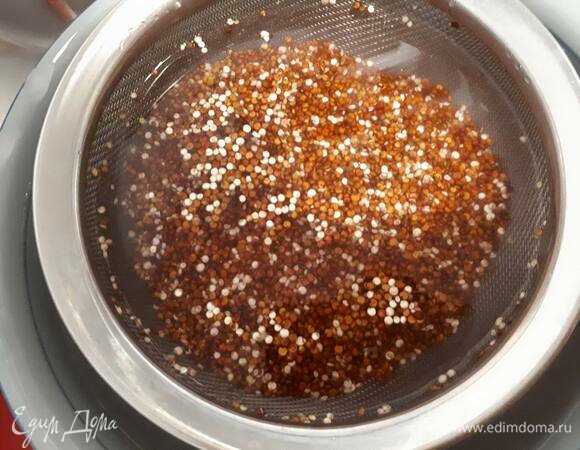 Замочите киноа в холодной воде на 15 минут.