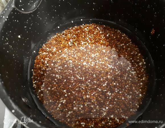 Подогрейте воду из расчета полтора объема воды на один объем киноа. Растворите половину кубика овощного бульона. Промойте киноа под проточной водой и всыпьте в воду, когда та начнет закипать. Варите на медленном огне до полного испарения бульона (примерно 15 минут).