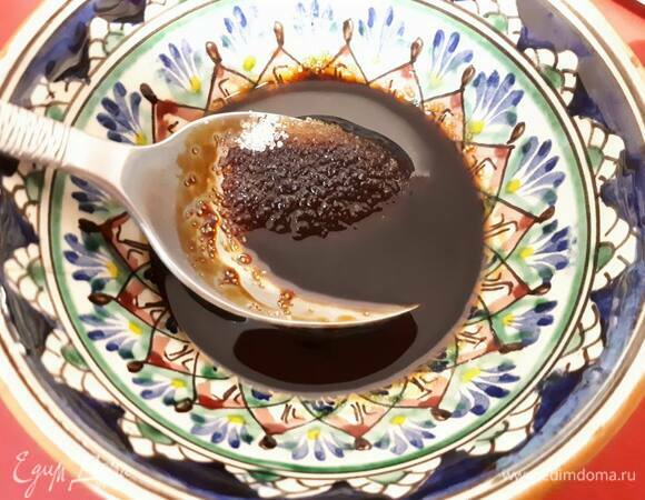 Смешайте саке, сахар и темный соевый соус.