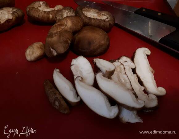 Нарежьте шиитаке на пластинки толщиной примерно 5 мм.