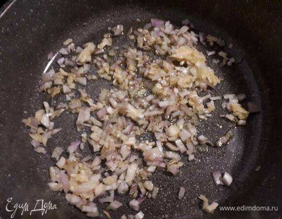 Нарежьте лук, раздавите чеснок и обжарьте на сковородке со специяйми.
