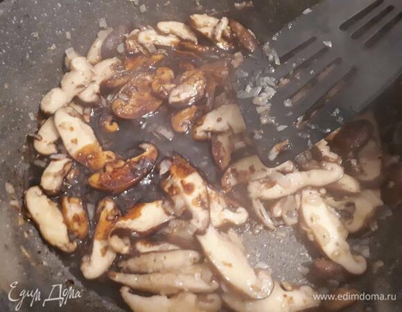 Влейте соус и обжаривайте, постоянно помешивая, до испарения жидкости (3–4 минуты) на сильном огне.