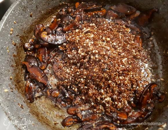 Добавьте киноа, кедровые орешки, хорошо перемешайте и снимите с огня.