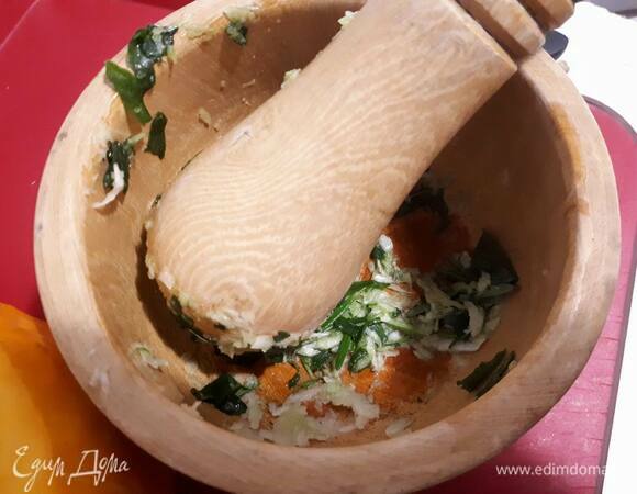 Раздавите чеснок с зеленью и смешайте с оливковым маслом.