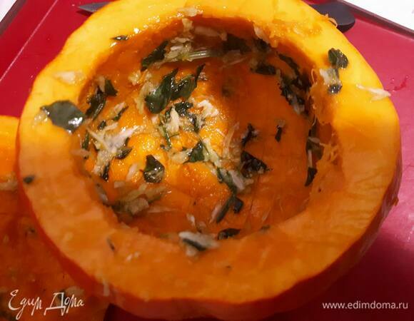 Смажьте мякоть тыквы чесночным маслом.